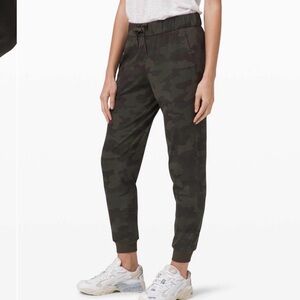 Lululemon On the Fly Jogger 28" *Luxtreme